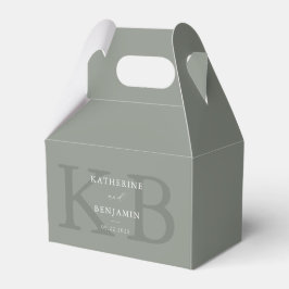 Minimalistische moderne Hochzeit in Salbeigrün mit Geschenkschachtel