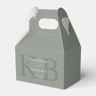 Minimalistische moderne Hochzeit in Salbeigrün mit Geschenkschachtel