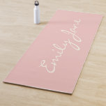 Minimalistische moderne Kalligrafie Rosa Name  Yogamatte<br><div class="desc">Diese individuelle Yoga-Matte enthält Ihren Namen in schönen handgeschriebenen Schriftzeichen auf einem stylish grell rosa Hintergrund. Gute Geschenkidee.</div>