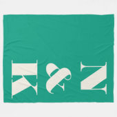 Minimalistische moderne Mongram Emerald Green Wedd Fleecedecke (Vorderseite (Horizontal))