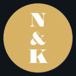 Minimalistische moderne Mongram-Gelbe Hochzeit Runder Aufkleber<br><div class="desc">Minimalistischer, moderner Monogramm-Hochzeitsaufkleber Personalisierter Klassiker mit weißem Text auf gelbem Hintergrund</div>