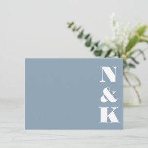 Minimalistische moderne Monogram Dusty Blue Weddin Mitteilungskarte