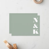 Minimalistische moderne Monogram Dusty Sage Weddin Mitteilungskarte (Vorderseite/Rückseite Beispiel)