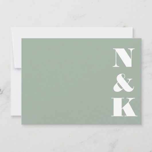 Minimalistische moderne Monogram Dusty Sage Weddin Mitteilungskarte (Vorderseite)