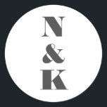 Minimalistische moderne Monogram White-Hochzeit Runder Aufkleber<br><div class="desc">Minimalistischer, moderner Monogramm-Hochzeitsaufkleber Personalisierter Klassiker mit schwarzem Text im weißen Hintergrund</div>