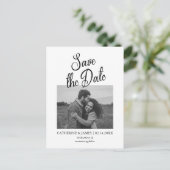 Minimalistische moderne Schrift Save the Date Post Ankündigungspostkarte (Stehend Vorderseite)