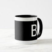 Minimalistische, moderne Schwarz-weiße Monogramm r Tasse (VorderseiteRechts)