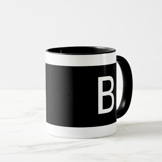 Minimalistische, moderne Schwarz-weiße Monogramm r Tasse (VorderseiteRechts)