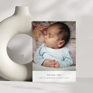 Minimalistische moderne schwarze Typografie Baby-F Dankeskarte