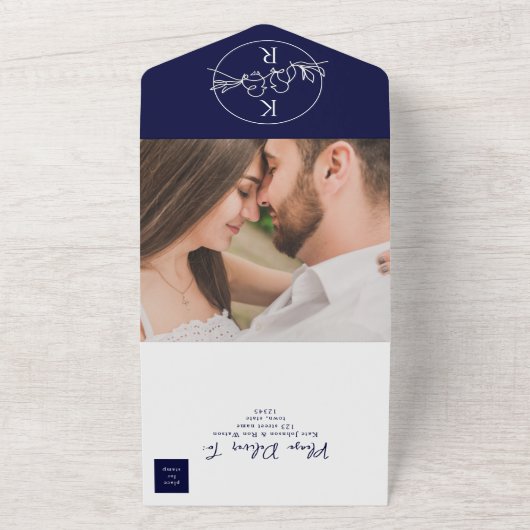 Minimalistische Mongram Navy Blue Wedding All In One Einladung (Außenbereich)
