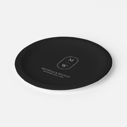 Minimalistische Monogram Black & White Wedding Pappteller (Schrägansicht)
