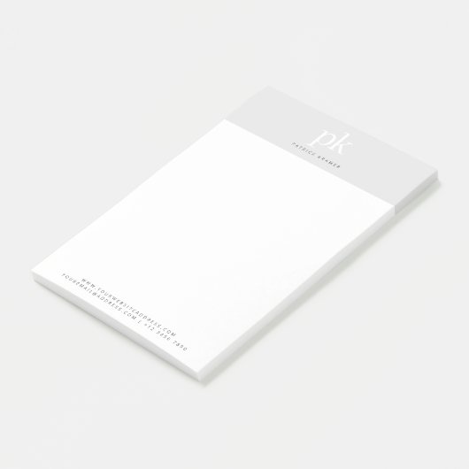 Minimalistische Monogram-Initialen von hellgrauem Post-it Klebezettel (angewinkelt)