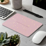 Minimalistische Monogram Mousepad<br><div class="desc">Schöner Rosa Hintergrund mit einem nahtlosen Muster goldener Sterne und einem eleganten Script Schriftart Monogramm. Dieser Artikel verbindet sich wunderbar mit anderen passenden Büroartikeln und persönlichen Gegenständen,  die Sie in unserem Shop finden können.</div>