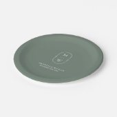 Minimalistische Monogram Sage Green Wedding Pappteller (Schrägansicht)