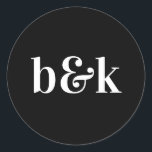 Minimalistische Monogramm-Initialen Schwarz-weiße  Runder Aufkleber<br><div class="desc">Modernes,  minimalistisches Hochzeitsdesign mit großen,  fetten Buchstaben in Klangfarbe: Schwarz-weiß (Farbe,  Schriftart,  Text,  Größe kann geändert werden). Mit Datum und Braut und Bräutigam Monogramm,  mit Monogramm (Initialen). Sticker / Siegel für Hochzeitseinladung Umschläge. Ideal für das junge Paar für Herbst/Herbst Hochzeit.</div>