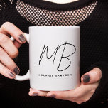 Minimalistische Monogramm Schwarz-Weiß-Bezeichnung Kaffeetasse<br><div class="desc">Eine minimalistische und moderne,  elegante Monogramm-Tasse in Schwarz-Weiß. Es enthält eine Kombination aus Skript und Serif-Schriftart für die Namen. Perfekt als maßgeschneidertes Geschenk.</div>