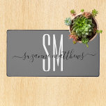 Minimalistische Monogramminitialkalligraphie Schreibtischunterlage<br><div class="desc">Dieses Design entstand durch digitale Kunst und kann in dem Bereich personalisiert sein, der durch das Ändern des Fotos und/oder Textes zur Verfügung gestellt wird. Oder Sie können es anpassen, indem Sie den Mausklick auswählen, um weitere Optionen anzupassen, um die Farbe des Hintergrunds zu löschen oder zu ändern, Text hinzuzufügen,...</div>