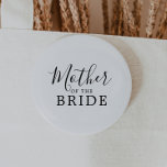 Minimalistische Mutter des Bride-Brautparty Button<br><div class="desc">Diese minimalistische Mutter der Braut-Brautparty-Taste ist perfekt für einen einfachen Polterabend. Das moderne romantische Design besticht durch klassische schwarz-weiße Typografie gepaart mit einer rustikalen und eleganten Kalligraphie mit Vintagem handgeschriebenem Stil. Anpassbar in jeder Farbe. Behalt das Design einfach und elegant, wie es ist, oder personalisiere es durch Hinzufügen von eigenen...</div>