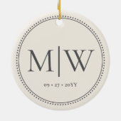 Minimalistische Newlyweds Monogram Ecru Holiday Keramik Ornament (Hinten)
