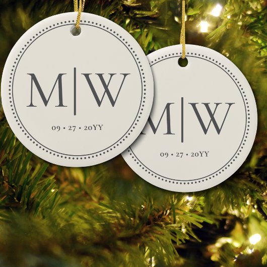 Minimalistische Newlyweds Monogram Ecru Holiday Keramik Ornament