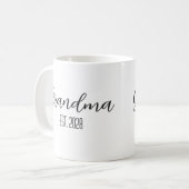 Minimalistische Oma Established Black Script Text Kaffeetasse (Vorderseite Links)