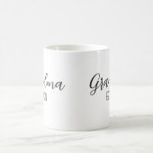 Minimalistische Oma Established Black Script Text Kaffeetasse (Mittel)