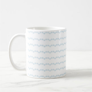Minimalistische Pastellblaue Blumen-Daisy-Girlande Kaffeetasse