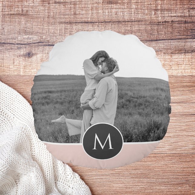 Minimalistische Pastete Rosa Personalisierter Name Rundes Kissen (Von Creator hochgeladen)