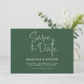 Minimalistische Pine Green Script Typografy Weddin Save The Date (Stehend Vorderseite)