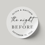 Minimalistische Probe | Nacht vor Skript Runder Aufkleber<br><div class="desc">Fügen Sie Ihrem Hochzeitsessen ein modernes, romantisches Detail mit diesem eleganten, schwarz-weiß runden Aufkleber mit der Phrase "The Night Before" in einem stilvollen Script-Schriftart hinzu. Dieses minimalistische Design mit Set vor weißem Hintergrund eignet sich ideal für lässige, boho oder moderne Hochzeitsthemen. Verwenden Sie als Gunst-Tag, Umschlag Aufkleber oder Begrüßungstafel, um...</div>