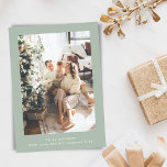 Minimalistische Retro-Schreibmaschine für vertikal Feiertagskarte<br><div class="desc">Einfache Minimalistische Retro-Schreibmaschine Zwei vertikale Foto-Weihnachtskarte in Bildgrün</div>