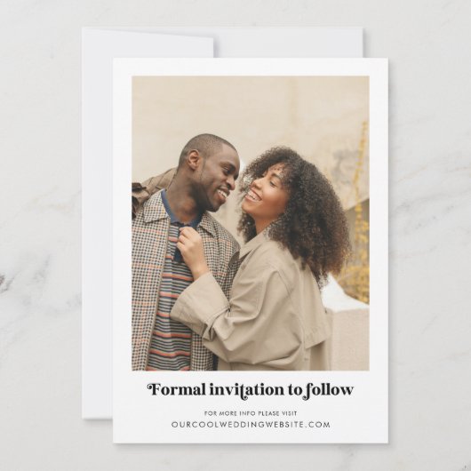 Minimalistische Retro-Script-2-Fotos Hochzeitswebs Save The Date (Rückseite)