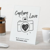 Minimalistische Retro Share Wedding-Fotos mit Hash Sockelschild (In SItu)