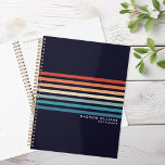 Minimalistische Retrostreifen Planer<br><div class="desc">Minimalistisches Retro Stripes Planner Notebook. Personalisiert mit Ihrem Namen oder benutzerdefinierten Text.</div>