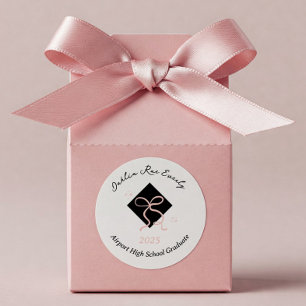 Minimalistische Rosa Kappe und Bow-Abschluss Runder Aufkleber