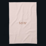 Minimalistische Rosa-Monogramm-Initialen Geschirrtuch<br><div class="desc">Elegante individuelle Name Monogramm Initialen rot pink solide schlichte Farbe feminine Küchentücher. Minimalistisches,  einfaches,  modernes,  stilvolles Design. Dusty Rose anpassbarer Serif-Text auf rot rosa soliden schlichten Hintergrund.</div>