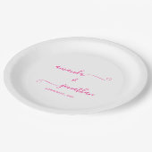 Minimalistische Rosa und Weiß-Script-Hochzeit Pappteller (Schrägansicht)