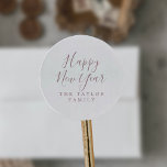 Minimalistische Rose Gold Happy Neujahrsgeschenk Runder Aufkleber<br><div class="desc">Diese minimalistischen Gold-Rose-Happy-Silvester-Geschenksticker sind perfekt für ein einfaches Urlaubsgeschenk oder eine Urlaubskarte. Das Design ist mit klassischer,  rosa und weißer Typografie kombiniert mit einem rustikalen und dennoch eleganten Script-Schriftart mit handgeschriebenem Stil. Personalisieren Sie die Aufkleber mit Ihrem Namen.</div>
