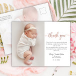Minimalistische Rose Gold Script Baby Foto Vielen  Postkarte<br><div class="desc">Einfache moderne Elegante Rose Gold Script Foto Neugeborenes Baby Vielen Dank Postcard. Mit einem wunderschönen "Dankeschön"-Text in einer kursiven handgeschriebenen Kalligrafie Swash Schwanz Schriftart-Skript in Imitate Rose Gold-Folie (oder rot rosa Folie) und vorgefertigte persönliche Nachricht Great for baby Girl. Einfach mit Ihrem Baby Foto und Details personalisieren.</div>