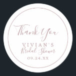 Minimalistische Rose Gold Vielen Dank Brautparty G Runder Aufkleber<br><div class="desc">Diese minimalistische Rose Gold danke Ihnen Brautparty Gunst Aufkleber sind perfekt für einen einfachen Polterabend. Das moderne romantische Design besticht durch klassische Rose-Gold- und Weißtypografie gepaart mit einer rustikalen und eleganten Kalligraphie mit Vintagem handgeschriebenem Stil. Anpassbar in jeder Farbe. Behalt das Design einfach und elegant, wie es ist, oder personalisiere...</div>