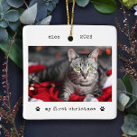 Minimalistische Schreibmaschine Cat's First Christ Keramikornament<br><div class="desc">Diese schlichten und minimalistischen Weihnachtsschmuckstücke zeigen neben seinem Namen, dem Jahr, Ihr Lieblingskätzchen oder Ihr Kätzchen vorne und die Worte "meine ersten Weihnachten" in schwarzer Schrift-Look Text mit zwei niedlichen Pfotendrucken. Auf der Rückseite befindet sich ein weiteres Foto Ihres Tieres, das mit einem Overlay aufgehellt ist, sodass Sie direkt darüber...</div>