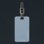 Minimalistische Schreibmaschinentypografie-Ecke Na Gepäckanhänger<br><div class="desc">Personalisierter Gepäckanhänger mit Ihren Namen in einem minimalistischen Retro-Schriftart in weiß in der Ecke auf einem staubigen blauen Hintergrund.</div>