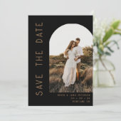 Minimalistische Schwarz-Tan-Bogen-Foto-QR-Code-Hoc Save The Date (Stehend Vorderseite)