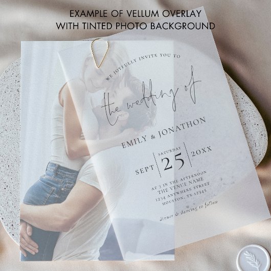 Minimalistische Schwarz-Text-Overlay-Hochzeit Pergament Einladungen