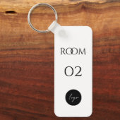 Minimalistische schwarz-weiß elegante Zimmernummer Schlüsselanhänger (Vorderseite)
