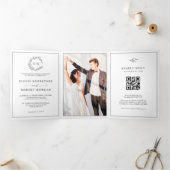 Minimalistische Schwarz-Weiß-Foto-Hochzeit Dreifach Gefaltete Ankündigung (Innenseite)
