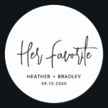 Minimalistische Schwarz-Weiß-Hochzeit Runder Aufkleber<br><div class="desc">Moderne Gastgeschenk Hochzeit Aufkleber mit einem einfachen Design mit "Ihr Favorit" in einer eleganten Schrift Typografie, Ihren Namen und Hochzeitstag in einem minimalistischen Sans Serif Schriftart. Alle Designelemente sind schwarz und weiß. Ein elegantes Design für jeden Hochzeitsstil. Diese Sonderaufkleber eignen sich hervorragend zum Anziehen der Lieblings-Süßigkeiten oder Snacks der Braut...</div>