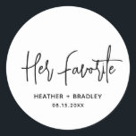 Minimalistische Schwarz-Weiß-Hochzeit Runder Aufkleber<br><div class="desc">Moderne Gastgeschenk Hochzeit Aufkleber mit einem einfachen Design mit "Ihr Favorit" in einer eleganten Schrift Typografie, Ihren Namen und Hochzeitstag in einem minimalistischen Sans Serif Schriftart. Alle Designelemente sind schwarz und weiß. Ein elegantes Design für jeden Hochzeitsstil. Diese Sonderaufkleber eignen sich hervorragend zum Anziehen der Lieblings-Süßigkeiten oder Snacks der Braut...</div>