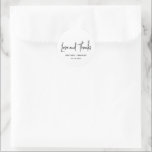 Minimalistische Schwarz-Weiß-Hochzeit Runder Aufkleber<br><div class="desc">Moderne Gastgeschenk Hochzeit Aufkleber mit einem einfachen Design mit "Liebe und Dank" in einer eleganten Schrift Typografie und Ihre Namen und Hochzeiten Datum in einem minimalistischen sans Serif Schriftart. Alle Designelemente sind schwarz und weiß. Diese schicken Gunst-Aufkleber ergänzen eine schöne Touch zu Gunsten eines jeden Stils der Hochzeit.</div>