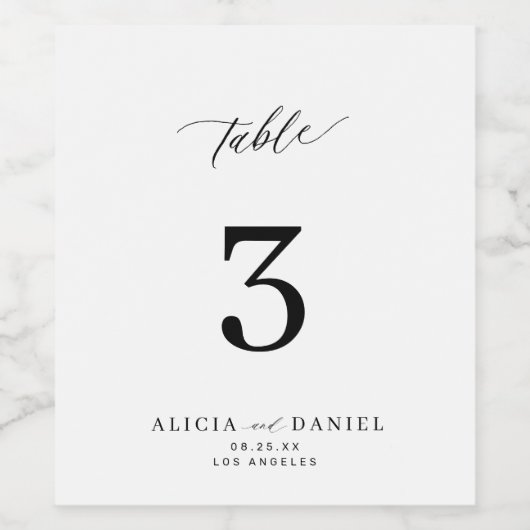 Minimalistische Schwarz-Weiß-Hochzeit-Tischnummer Weinetikett (Einzelnes Label)